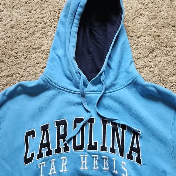 UNC Light Blue Sweatshirt, Size M - Picture 3 of 6